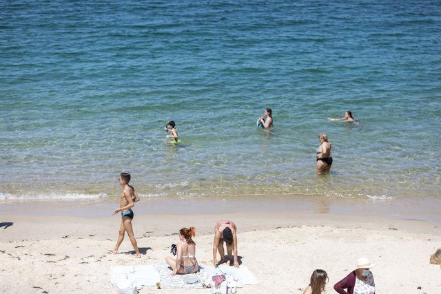 Archivo - Varias personas se bañan y toman el sol en una playa del municipio de Marín, a 5 de junio de 2021, en Marín, Pontevedra, Galicia, (España). 