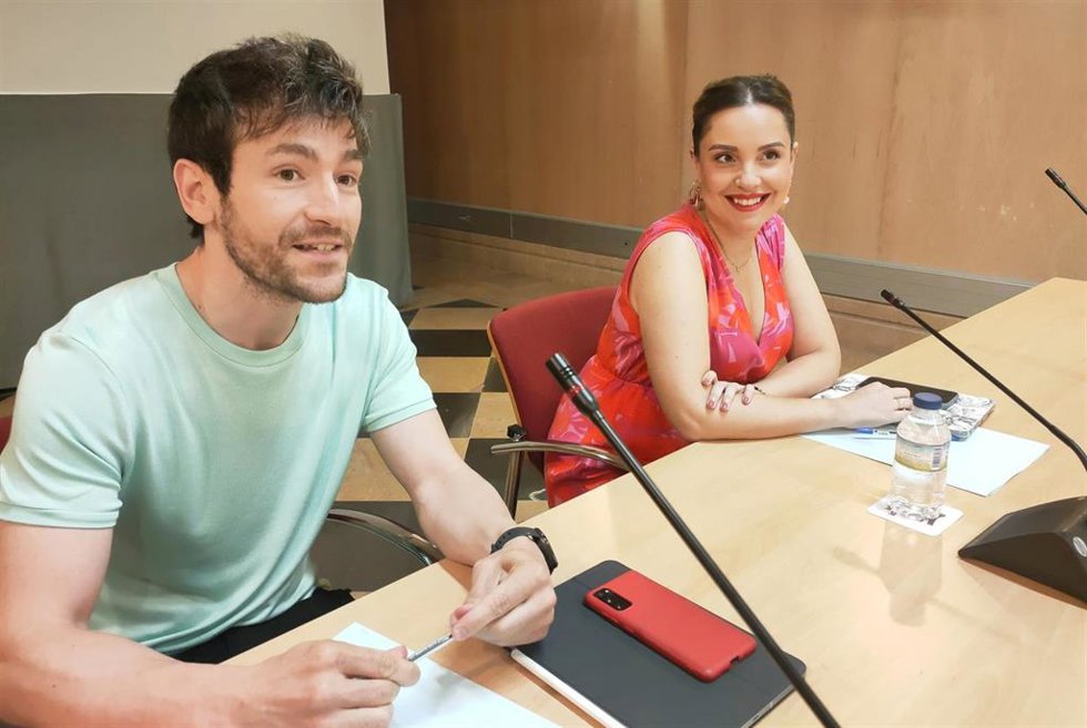 La consejera de Ciencia, Maru Díaz, y el director general de Investigación, Ramón Guirado.
