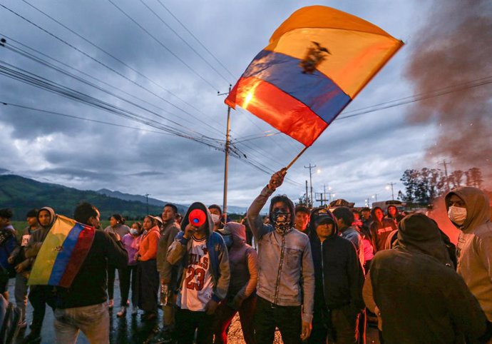19 June 2022, Ecuador, Quito: Indigenous youth from the province of Cotopaxi wait on the E35 highway to get to Ecuador's capital during a protest against social grievances. The government declared a state of emergency in three provinces. Photo: Juan Die