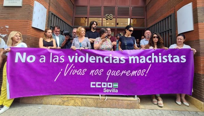 Concentración y minuto de silencio de CCOO por el asesinato de la mujer hallada en el río, en San Jerónimo.
