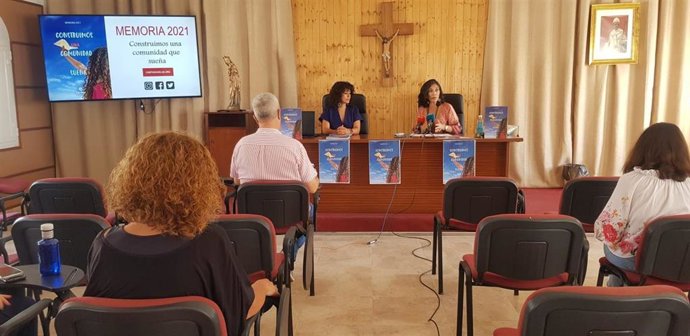 La directora de Cáritas Diocesana de Huelva, Pilar Vizcaíno, junto con la Responsable del Departamento de Comunicación y Relaciones Externas, Peña Monje, han presentado la Memoria 2021 de la entidad.
