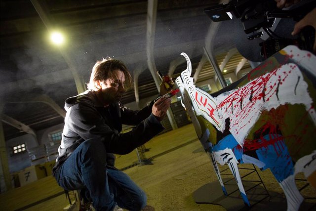 El actor y pintor Jordi Mollà, con su proyecto del Toro de Osborne