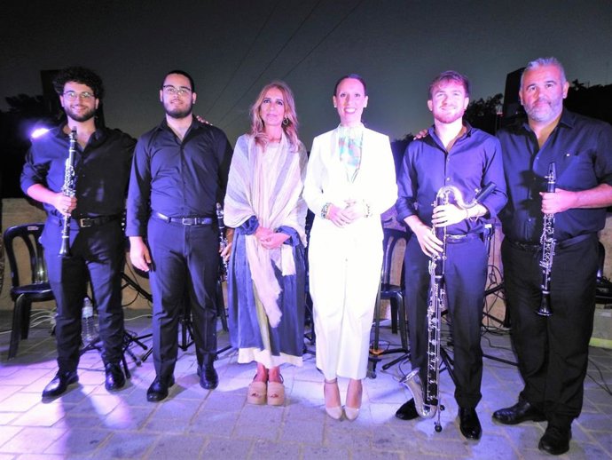 La delegada de Juventud del Ayuntamiento de Alcalá de Guadaíra, Rosa Carro, tercera por la derecha, se ha mostrado satisfecha con la buena acogida de los conciertos.