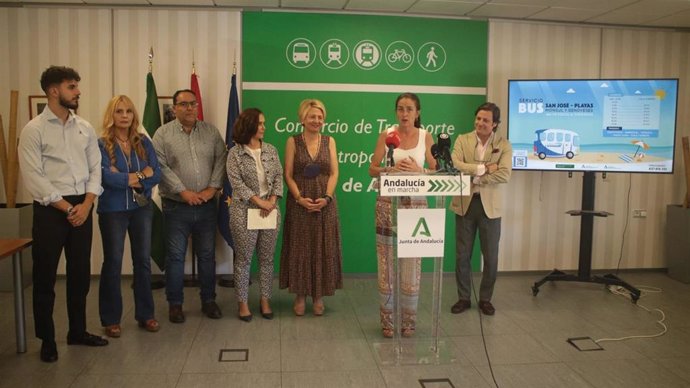 Presentación del servicio de bús que conectará las playas de Cabo de Gata-Níjar (Almería).