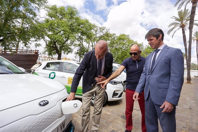 Muñoz y Guevara, en la presentación de la red de 350 puntos de recarga para vehículos eléctricos.