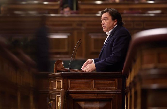 El diputado de Teruel Existe, Tomás Guitarte, interviene en una sesión plenaria, en el Congreso de los Diputados, a 8 de junio de 2022, en Madrid (España). El pleno de hoy gira en torno a la votación sobre el fin de la venta de turismos y vehículos come