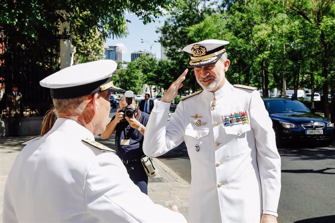 El director del Ceseden, el teniente general Bisbal (i), saluda al Rey Felipe VI (d), a su llegada a la clausura del XXIII Curso de Estado Mayor de las Fuerzas Armadas, en el CESEDEN, a 22 de junio de 2022, en Madrid (España).