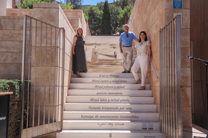 La Fundación Pérez Estrada interviene la escalera del Mirador de la Alcazaba con un dibujo y un poema del malagueño