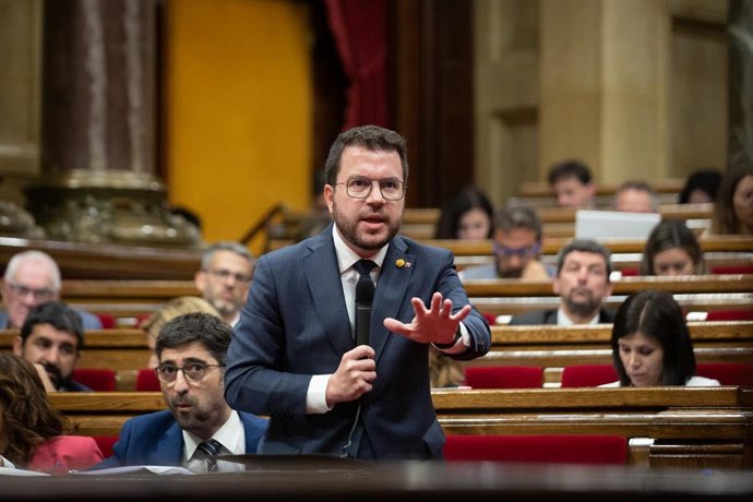 El presidente de la Generalitat, Pere Aragons, interviene en una sesión de control, en el Parlament de Cataluña, en una foto de archivo. 