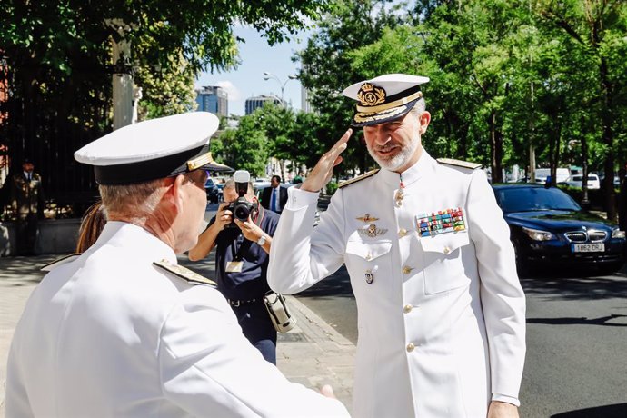 El director del Ceseden, el teniente general Bisbal (i), saluda al Rey Felipe VI (d), a su llegada a la clausura del XXIII Curso de Estado Mayor de las Fuerzas Armadas, en el Centro Superior de Estudios de la Defensa Nacional (CESEDEN), a 22 de junio de
