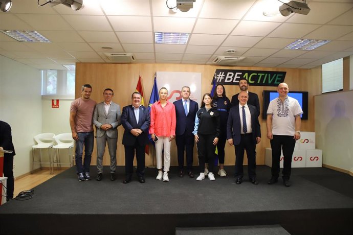 Foto de familia tras la firma del Protocolo de Actuación para la Práctica Deportiva Federada deniños, niñas y adolescentes ucranianos en España celebrada en la sede del Consejo Superior de Deportes