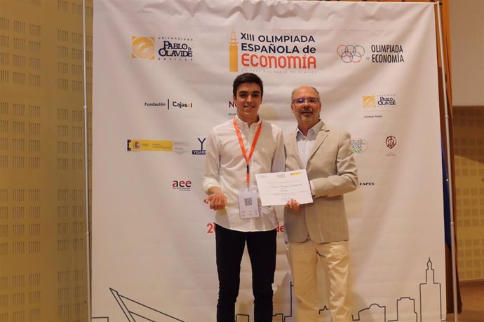 David Pineda, primero por la izquierda, medalla de oro en la XIII Olimpiada de Economía celebrada en la Pablo de Olavide.