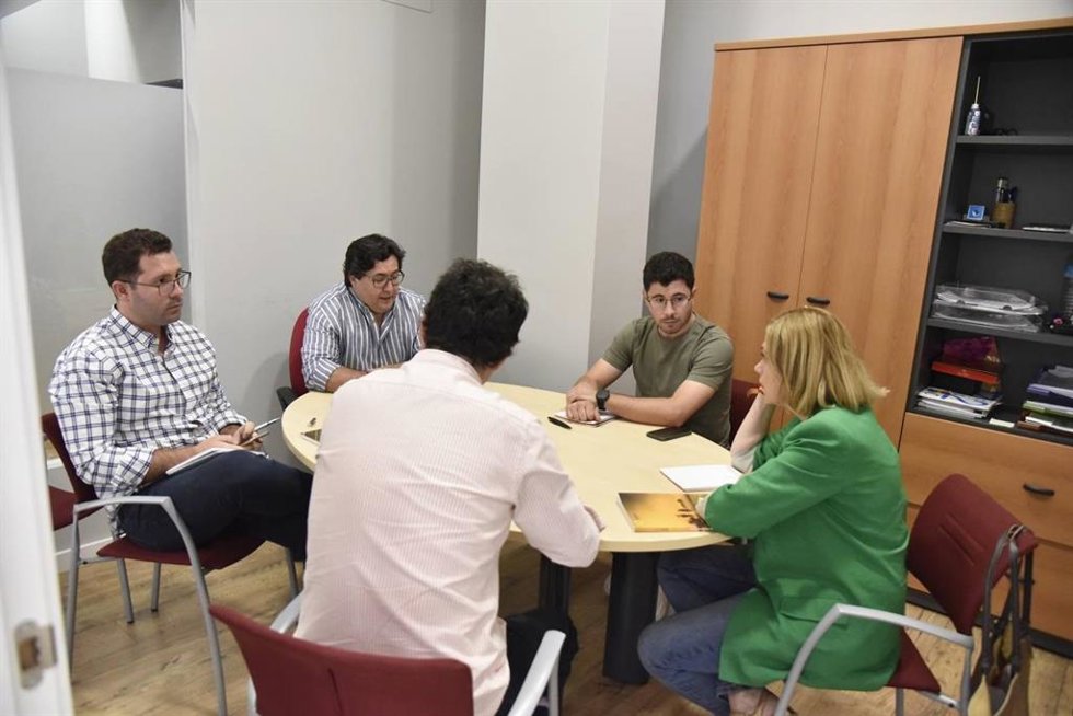 Carmen Picazo mantiene una reunión de trabajo con la Asociación Nacional de Productores de Energía Fotovoltaica.