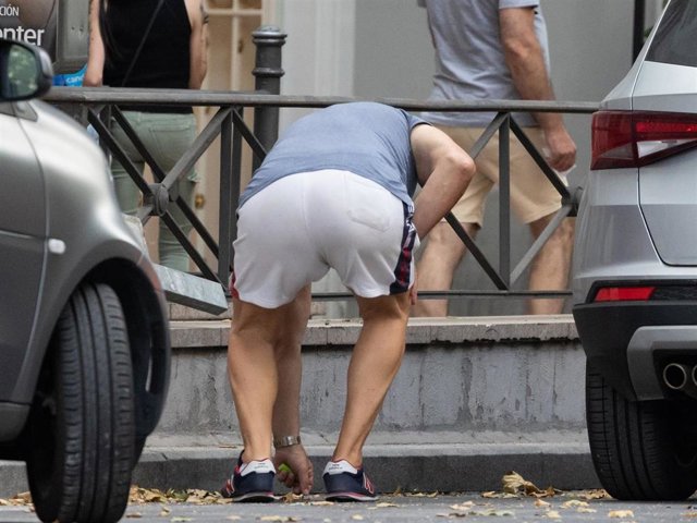LUIS LORENZO COGIENDO COLILLAS EN LAS CALLES DE MADRID