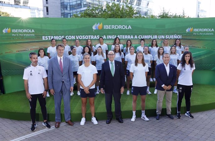 Ignacio Galán, presidente de Iberdrola, junto a la selección femenina de fútbol