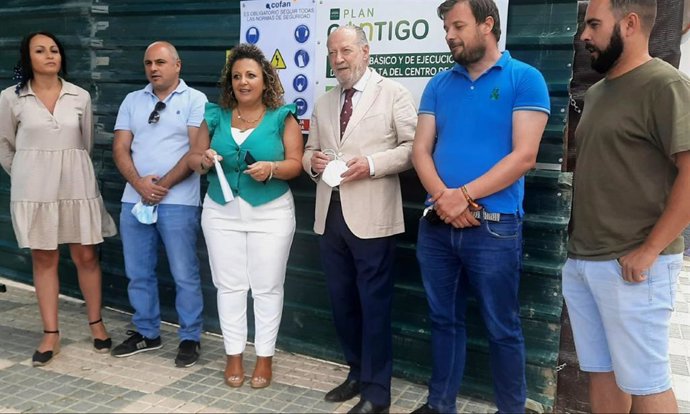 El presidente de la Diputación, Fernando Rodríguez Villalobos, y la teniente de alcalde de El Saucejo, María Isabel Niebla Gracia, (ambos en el centro) en el Centro de Salud de la localidad.