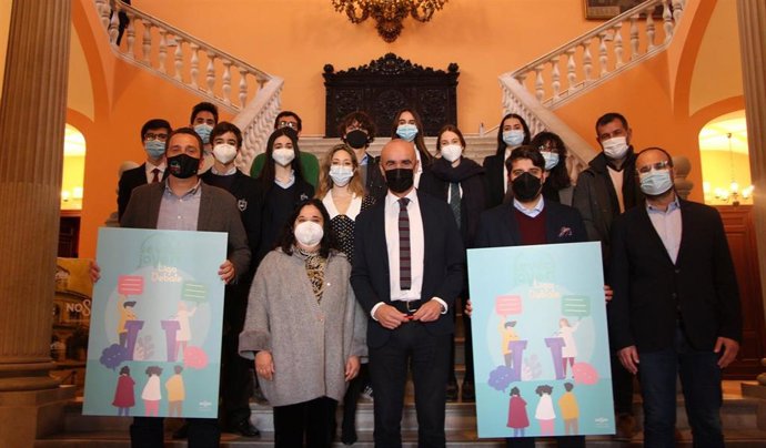 Archivo - Imagen de archivo de equipos participantes de la segunda Liga de Debate 'Ciudad de Sevilla'.