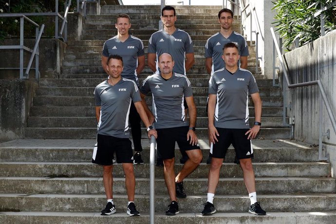 Los arbitros mundialistas Antonio Mateu Lahoz, Pau Cebrián Devis y Roberto Díaz Pérez del Palomar, Alejandro Hernández Hernández, Juan Martínez Munuera y Ricardo de Burgos Bengoetxea, en un curso FIFA en Las Rozas.