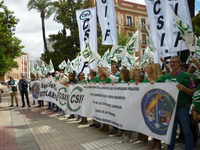 CSIF Extremadura se concentra ante la Delegación del Gobierno contra la pérdida de poder adquisitivo de los empleados públicos.