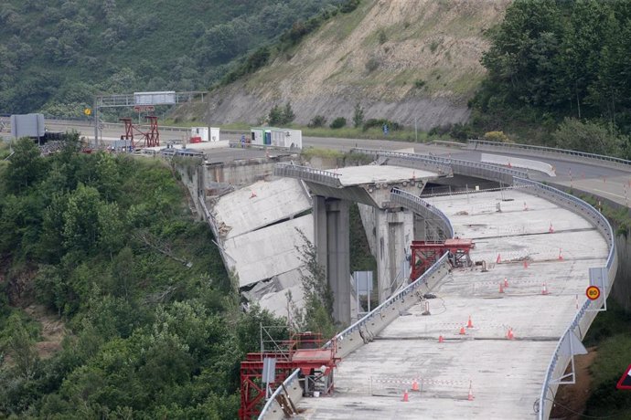 Vista general del puente del que se ha desprendido una parte, a 16 de junio de 2022, en Vega de Varcarce, León, Castilla y León (España). Un nuevo derrumbe se ha registrado en la tarde de este jueves en otra de las partes que conforman el viaducto de O 