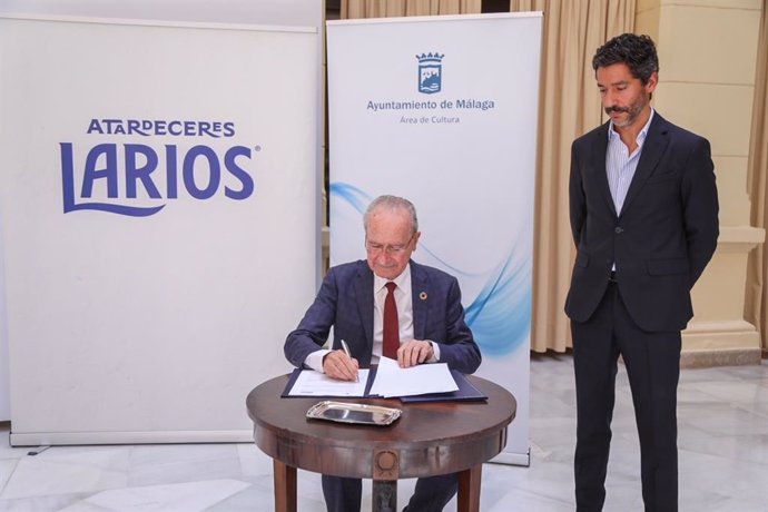 El alcalde de Málaga, Francisco de la Torre, y Tiago Andrade, Marketing Manager de Larios, durante la firma de un protocolo