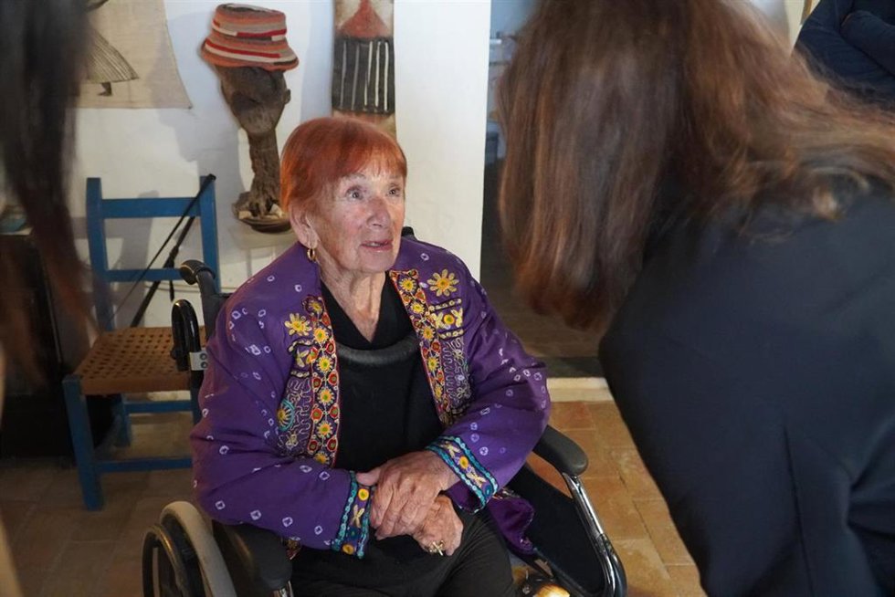 La artista, en su domicilio el pasado mes de marzo, cuando recibió de manos de la presidenta el premio Ramon Llull.