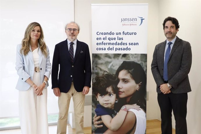 Henar Hevia, directora médica de Janssen España; Dr. Juan Carlos Torre Alonso, reumatólogo y catedrático de Medicina en la Universidad de Oviedo y Dr. Pablo de la Cueva, jefe de Servicio de Dermatología del Hospital Universitario Infanta Leonor.