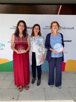 Bi sarituak Emakundeko zuzendaria erdian dutela