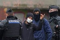 La Policía de Francia desaloja a unos 360 migrantes de un campamento en el noreste de París