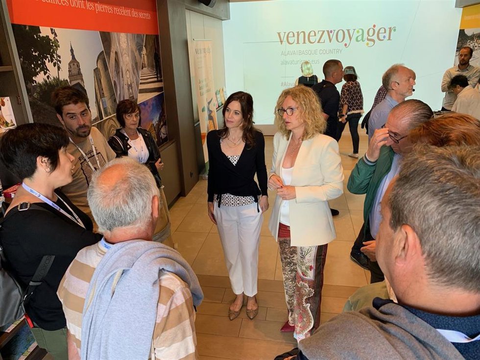 La diputada foral de Fomento del Empleo, Comercio y Turismo, Cristina González, y la teniente de alcalde y concejala de Promoción Económica, Comercio y Turismo, Maider Etxebarria, lideran la delegación institucional