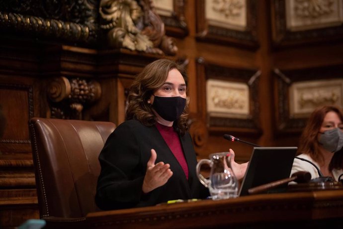 Archivo - La alcaldesa de Barcelona, Ada Colau, durante una sesión plenaria del Consejo municipal del Ajuntament de Barcelona, Catalunya (España), a 26 de febrero de 2021.