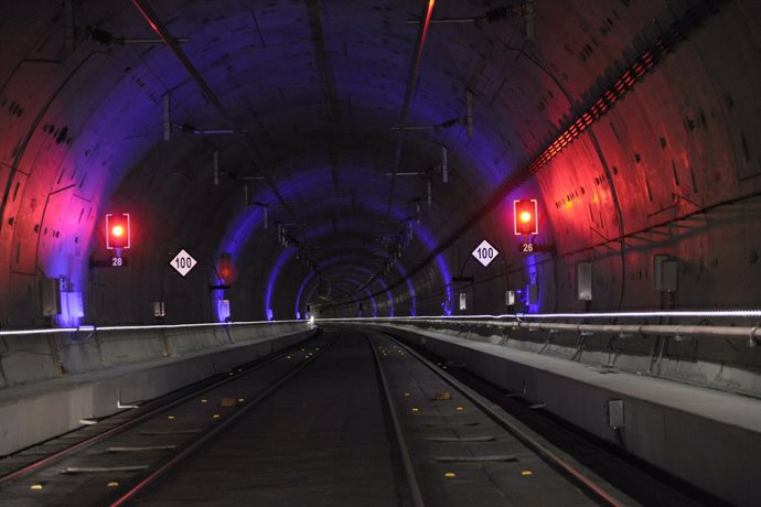 Archivo - Interior del túnel de alta velocidad Atocha-Chamartín