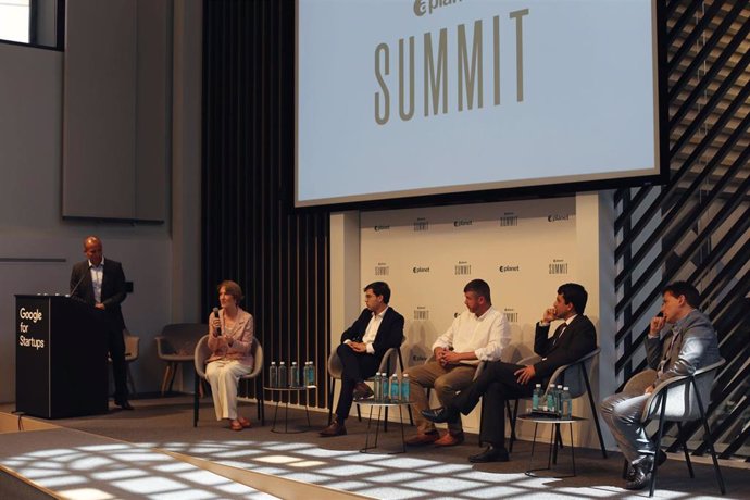 Participantes en la mesa redonda durante el APlanet Summit 2022.