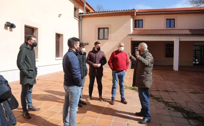 Parte del equipo de Gobierno de la Diputación de Cáceres visita las obras de la Hospedería La Serrana en febrero de 2021