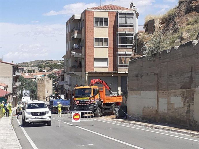 Trabajos de mantenimiento en la vía Muro de  Santiago de Alcañiz  tras el tornado