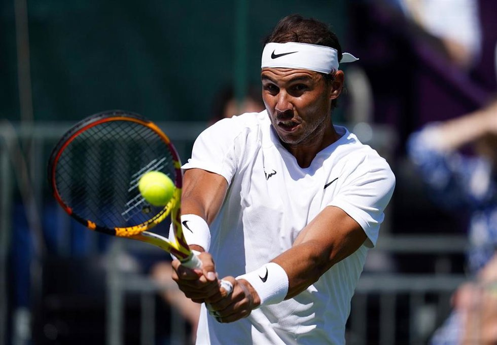 Rafa Nadal golpea una bola durante su partido de exhibición ante Stan Wawrinka en Hurlingham