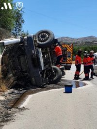 Herido el conductor de un camión al chocarse contra un muro y volcar en la carretera de Benamocarra (Málaga)