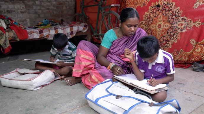 Una mujer viuda en India junto a sus hijos.