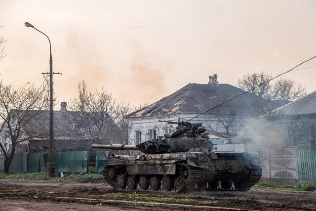 Un carro de combate ruso en Mariúpol