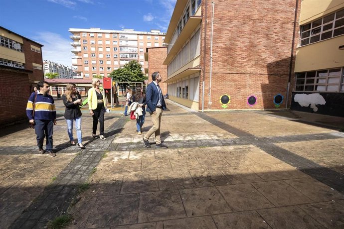 La consejera de Educación y Formación Profesional, Marina Lombó, visita el centro educativo Juan de la Cosa, en Santoña.