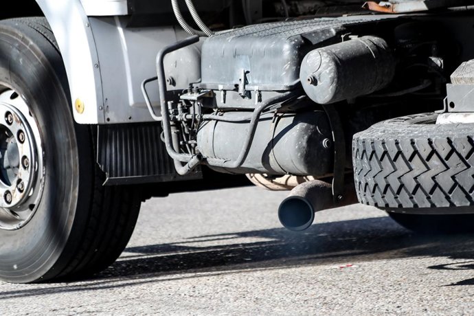 Archivo - Tubo de escape de un camión emitiendo polución.