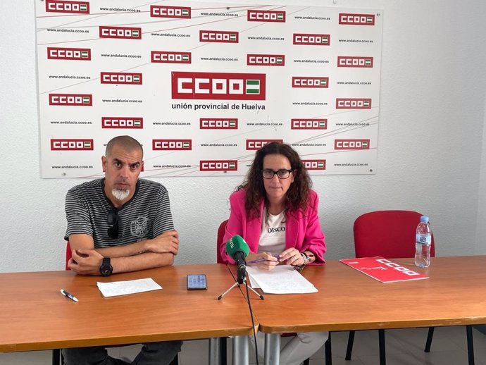 La secretaria general de CCOO Huelva, Julia Perea, y del secretario de organización de la federación del Hábitat Huelva, Gerardo Fernández, en rueda de prensa.
