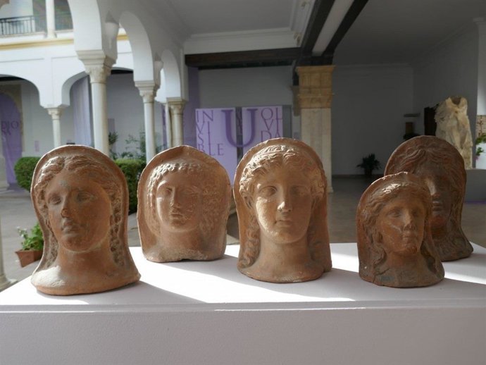 Terracotas con forma de cabezas humanas.