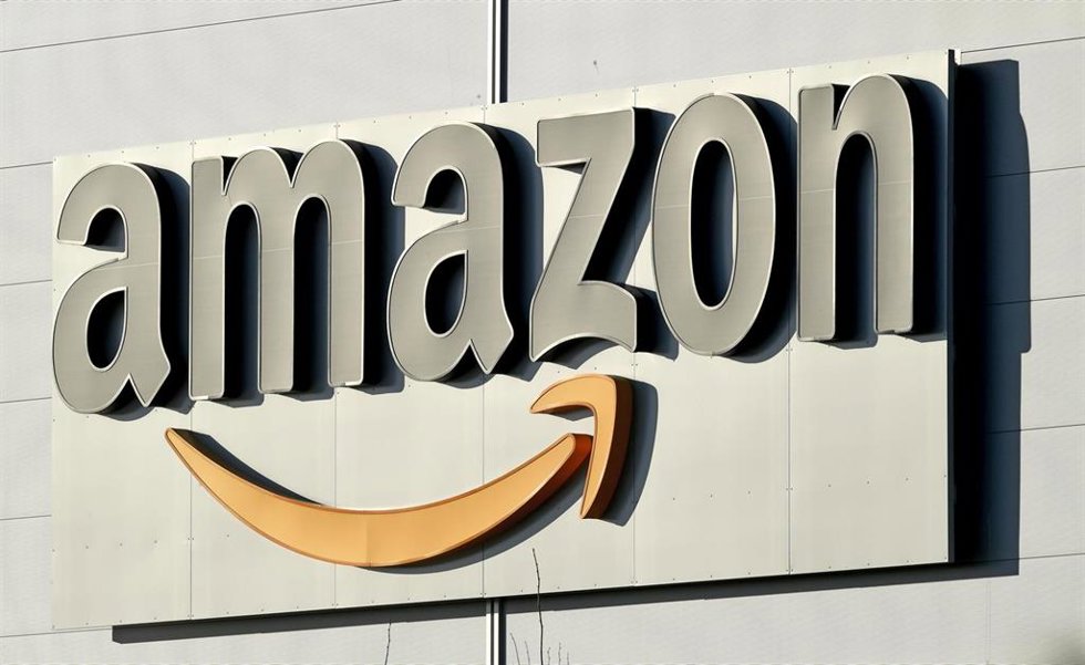 Archivo - FILED - 17 January 2019, Garbsen: Amazon logo can be seen at a parcel centre of the online retailer. Amazon taps truck startup Rivian to build 100,000 electric vans. Photo: Holger Hollemann/dpa