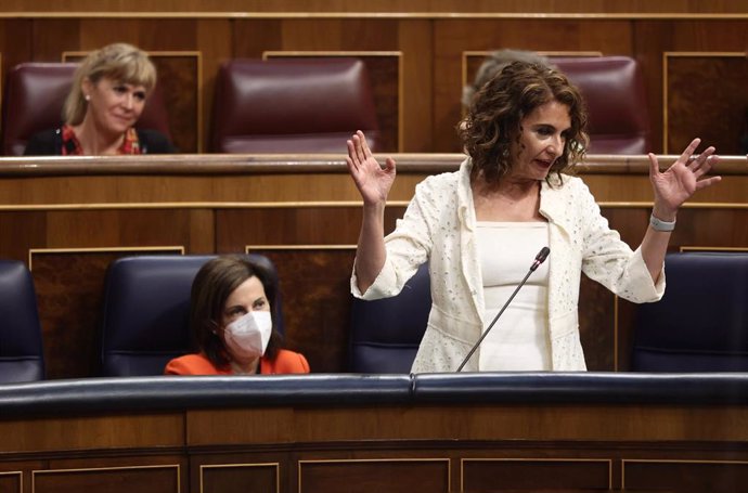 La ministra de Hacienda, María Jesús Montero, interviene en una sesión de control, en el Congreso de los Diputados