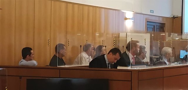 Los acusados, junto a sus defensores, durante la primera sesión del juicio en la Audiencia de Valladolid por el supuesto cursillo ficticio que se les imputa.