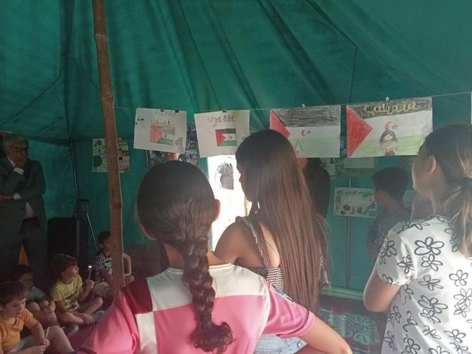 El Defensor de la Infancia conoce el proyecto educativo 'Aulas refugio' sobre la situación del pueblo saharaui