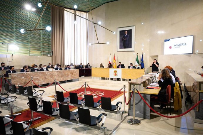 Archivo - Pleno ordinario en el Ayuntamiento de Almería.