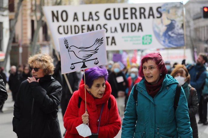 Archivo - Varias mujeres se manifiestan por la paz en Madrid.