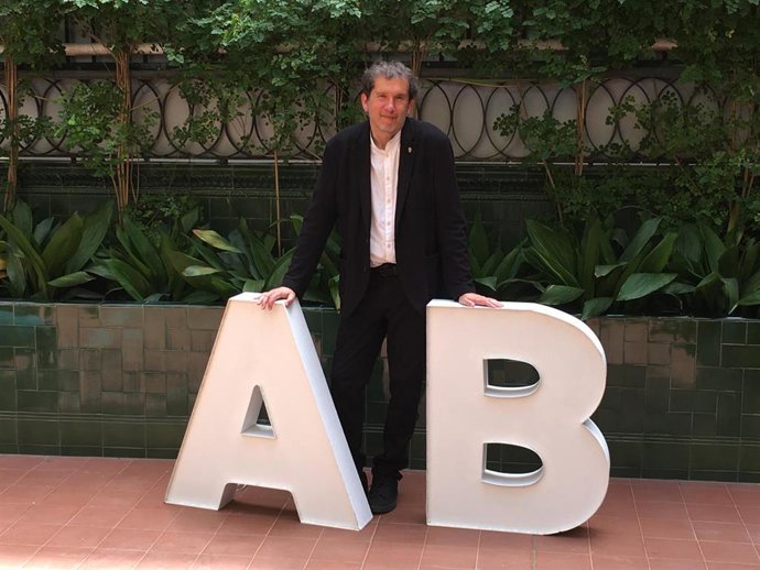 El escritor Joan-Lluís Lluís, tras ganar el Premi Crexells de novela con 'Junil a les terres dels brbars'